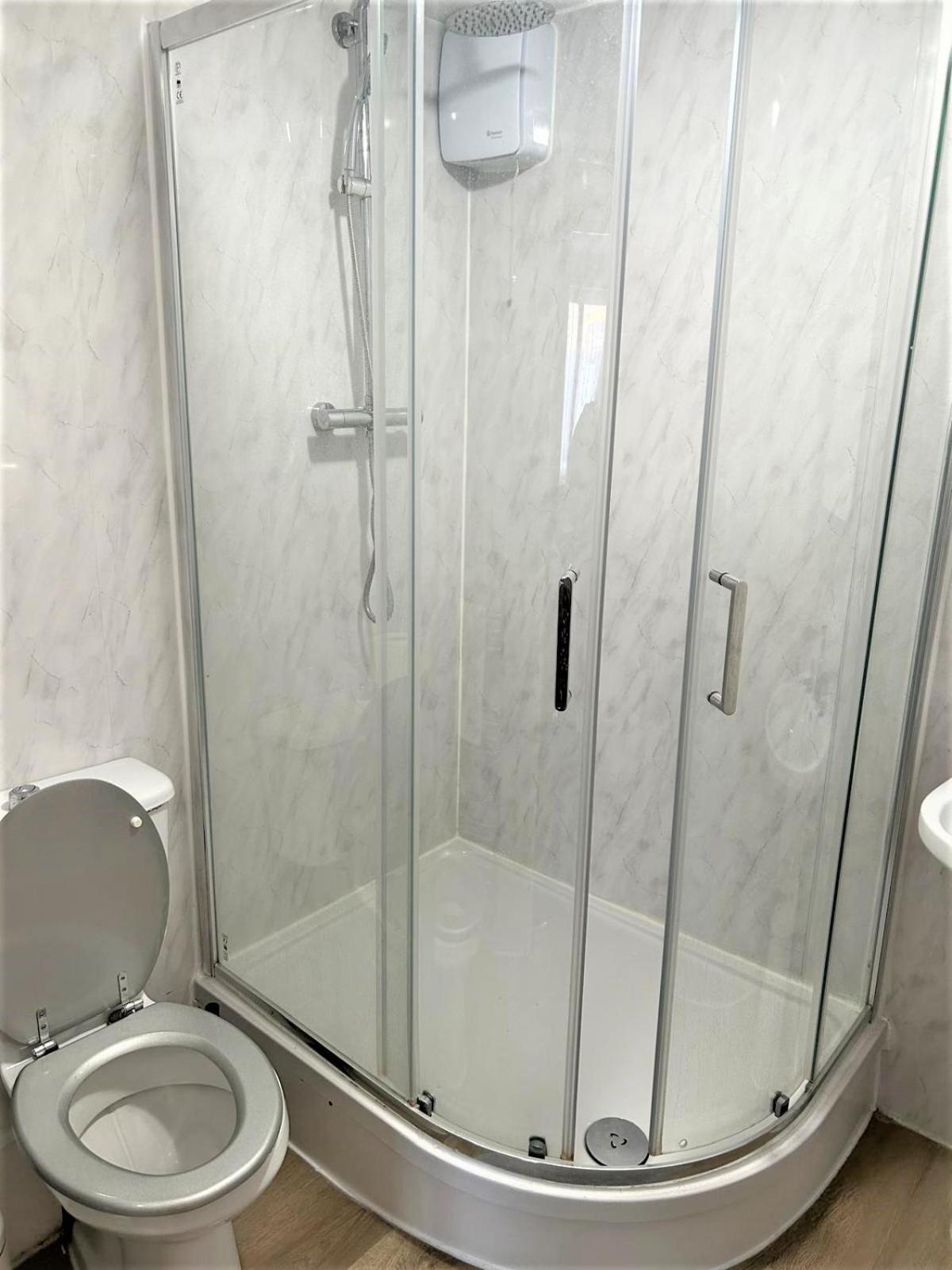 London Zone 2 Lovely 4 Bedroom Apartment - 3 Trowbridge Road Екстериор снимка
